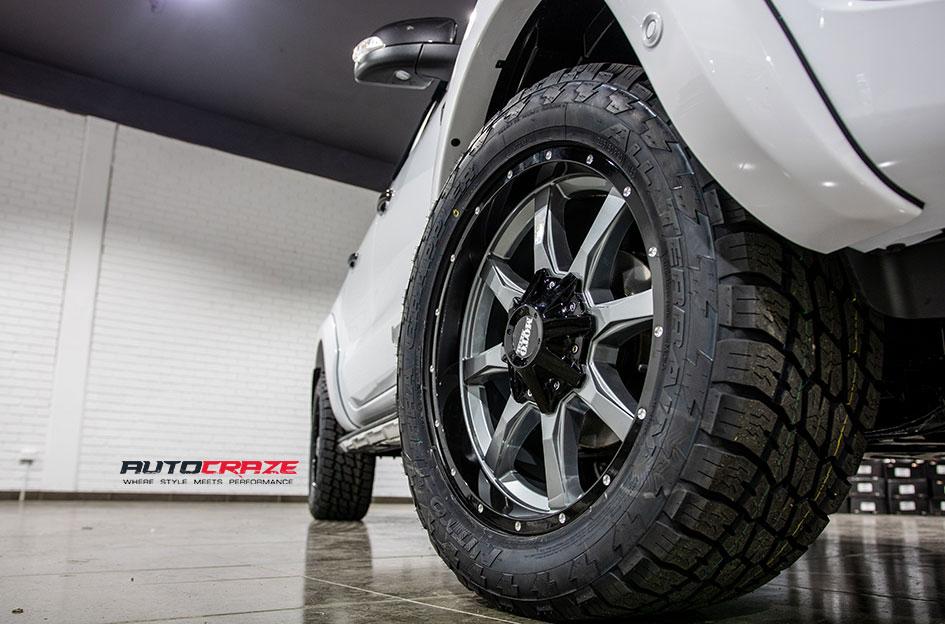 FORD RANGER MO970 GLOSS GREY CENTRE WITH BLACK LIP